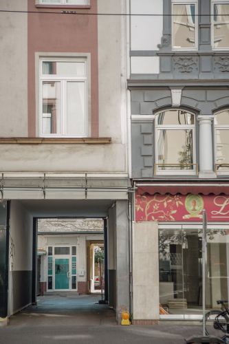 Babyschwimmen in Frankfurt Sachsenhausen ist ideal für die Wassergewöhnung kleiner Kinder.