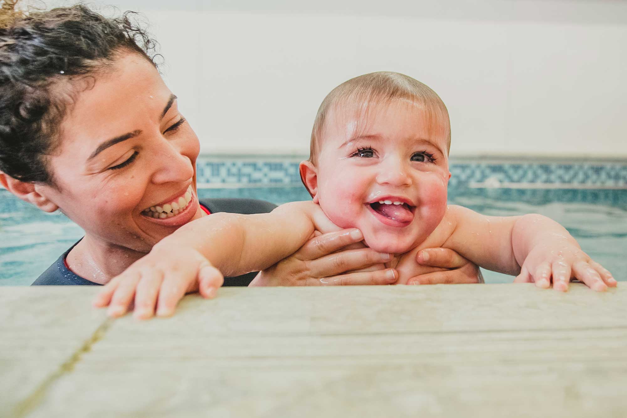 Zertifizierte Trainer unterrichten Babyschwimmen in Frankfurt Sachsenhausen.