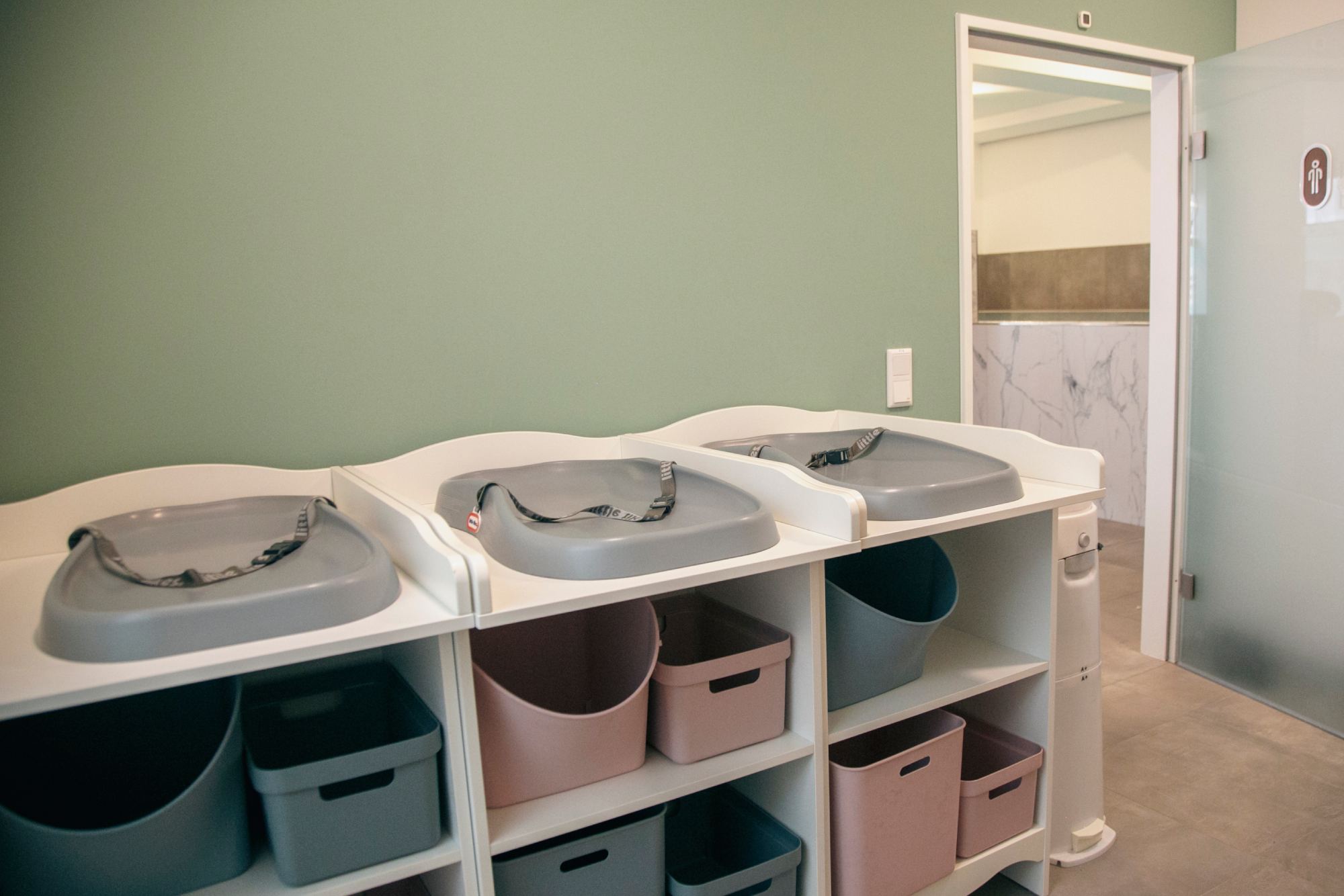 Babyschwimmen in Frankfurt Sachsenhausen ist ideal für die Wassergewöhnung kleiner Kinder.